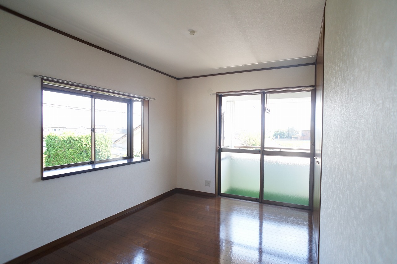 その他部屋・スペース　二つの窓から遮光が入る日当たりの良いお部屋です
