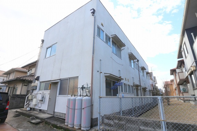 岡山市中区平井のアパートの建物外観