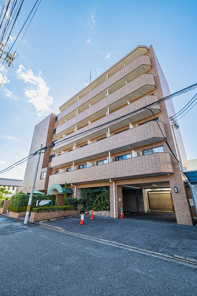 エメモア春岡の建物外観