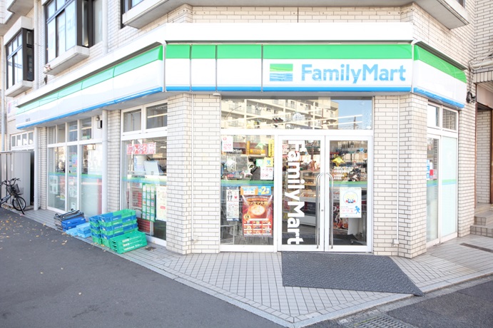 コンビニ　ファミリーマート（コンビニ）まで210m