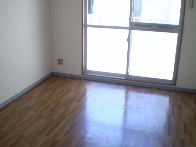 居室・リビング　同物件、別号室のものです。