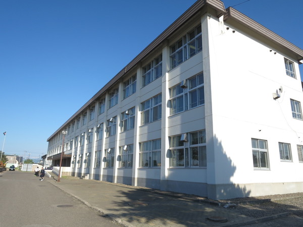 中学校　旭川市立愛宕中学校（中学校）まで1169m