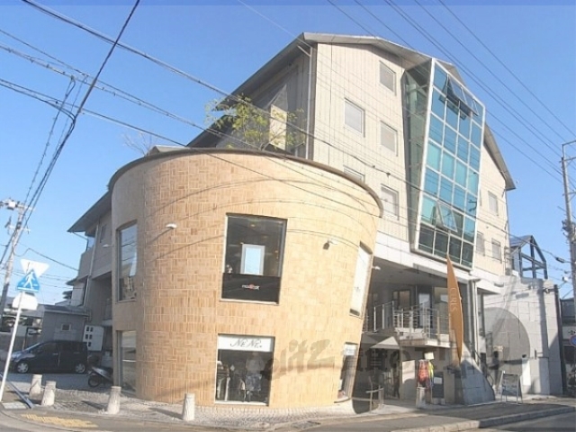 京都市北区上賀茂岩ケ垣内町のマンションの建物外観