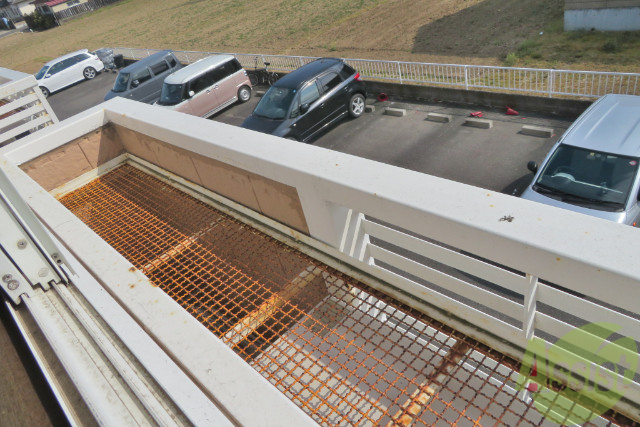 バルコニー　フラワーボックスで小さな植物を置くのも良いですね。