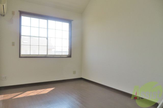 居室・リビング　明るさが印象的な広々としたお部屋でゆったり休めます。