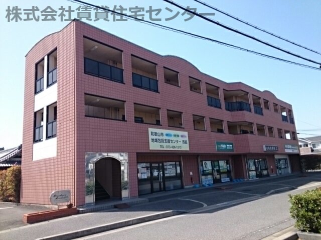 【和歌山市西庄のマンションの建物外観】