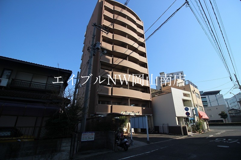 【岡山市北区大供表町のマンションの建物外観】