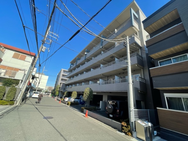 川崎市高津区久本のマンションの建物外観