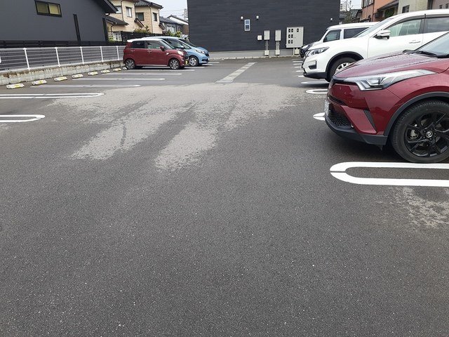 【高岡市内免のアパートの駐車場】