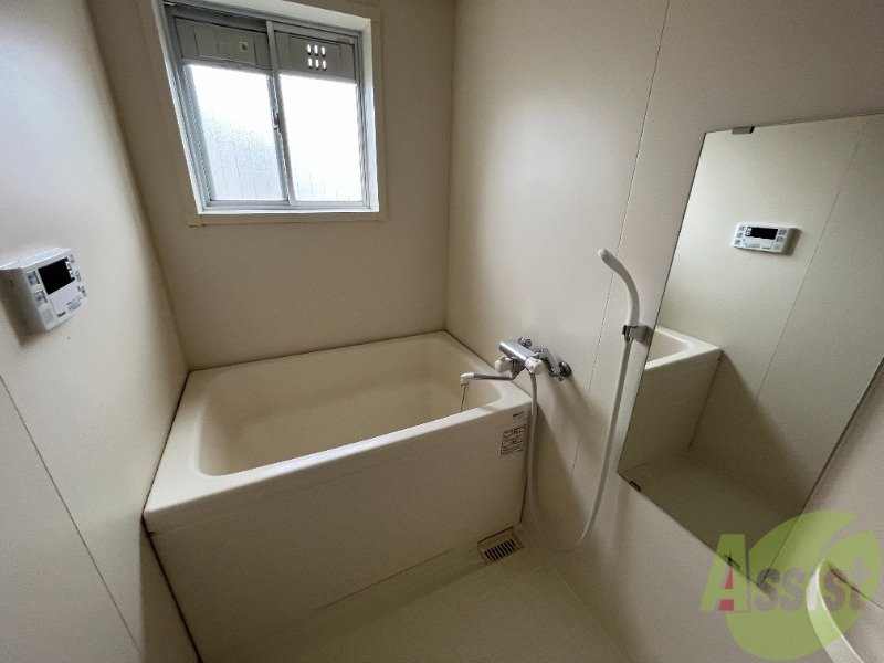 バス・シャワールーム　浴室はこちらのユニットバスになりますねー。