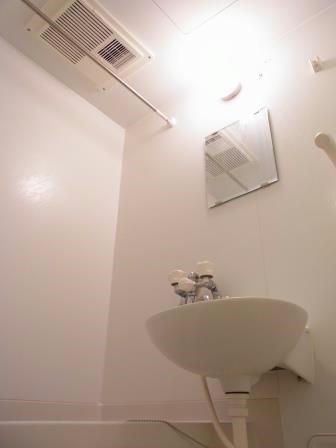 バス・シャワールーム　雨の日も便利な浴室乾燥機と物干し竿