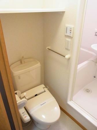 トイレ　温水洗浄便座付き！上には収納棚も付いています。