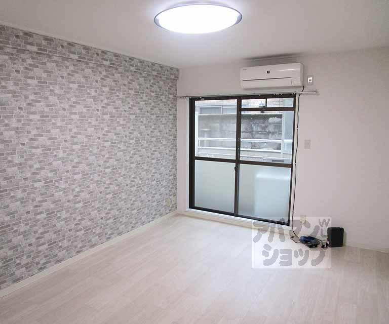 居室・リビング　１０６号室の写真です。