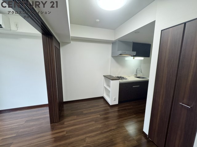 居室・リビング　エアコン付き　床色が落ち着いた色合いでとても綺麗です