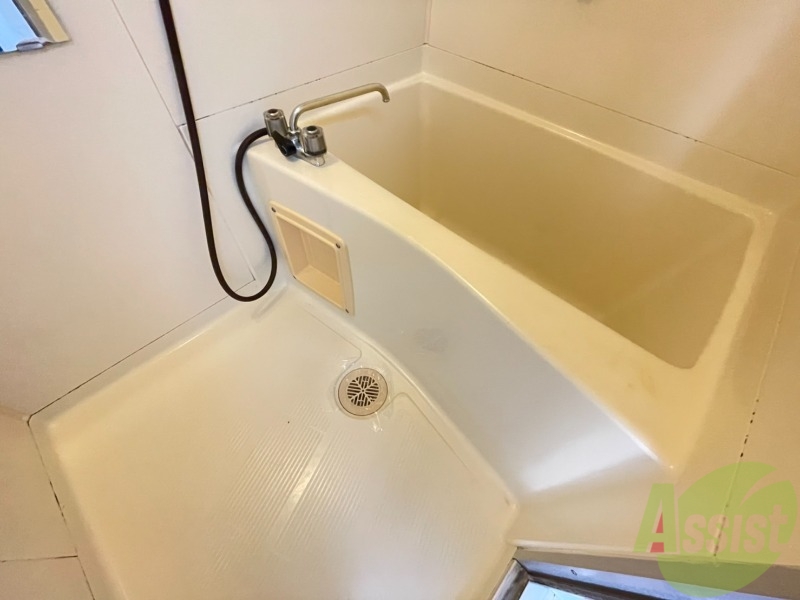 バス・シャワールーム　こちらはバスルームになります。広々としています。