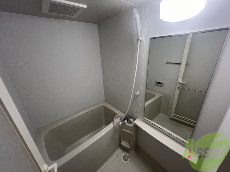 バス・シャワールーム　浴室は、一般的なコンパクトなお風呂になっています。