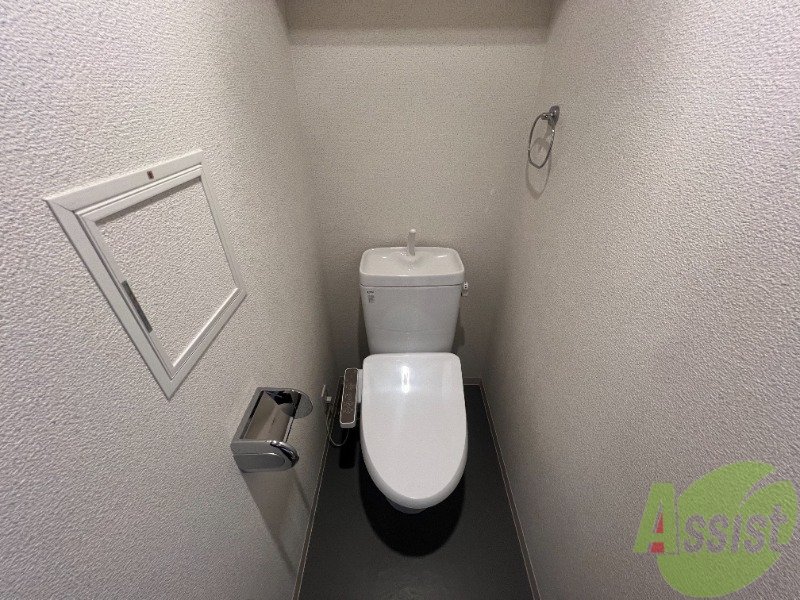 トイレ　温水洗浄便座で、ウォシュレット機能も付いています。