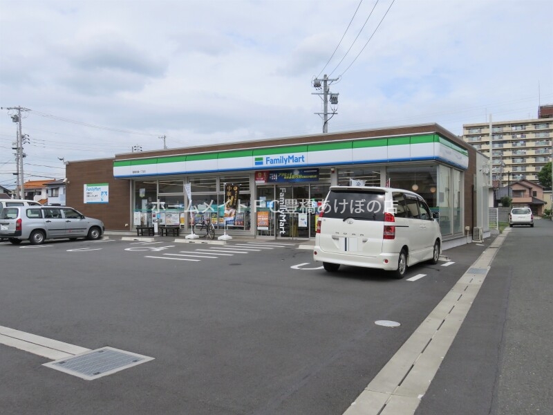 コンビニ　ファミリーマート豊橋佐藤一丁目店（コンビニ）まで291m