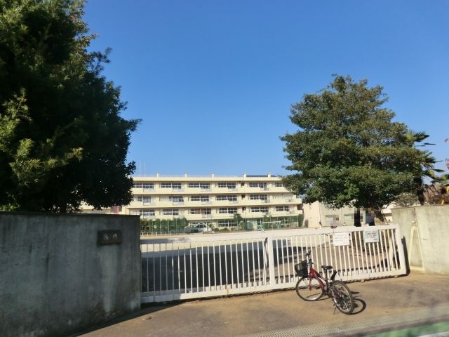 小学校　越谷市立西方小学校（小学校）まで585m