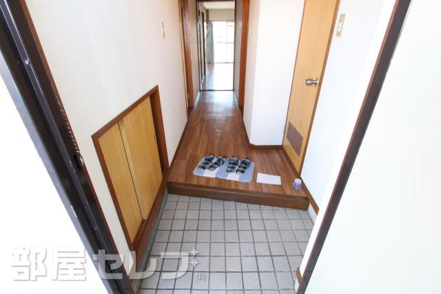 玄関　下駄箱のある玄関です。