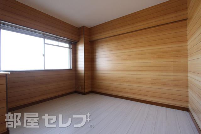 その他部屋・スペース　窓から明るい日差しが入る居室です。