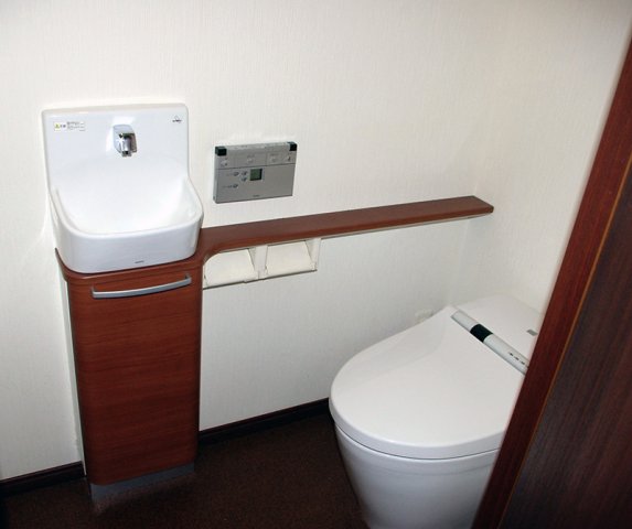 トイレ　落ち着いた色調のトイレです