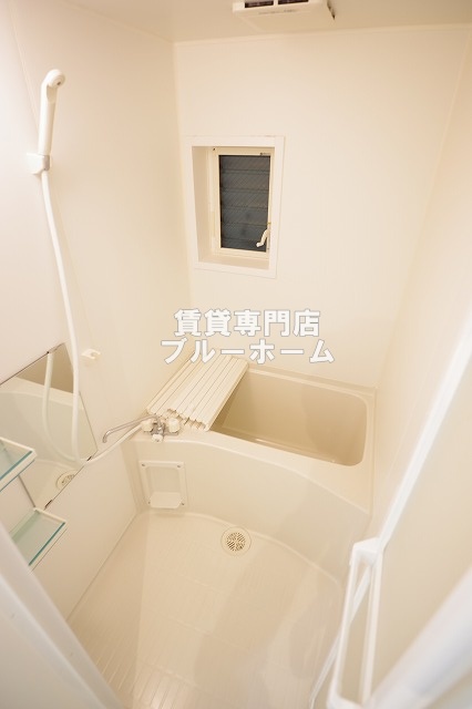 バス・シャワールーム　窓付きの浴室！