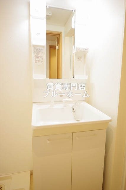 洗面設備　洗面所も収納豊富！