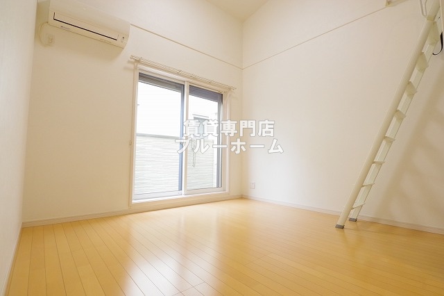 居室・リビング　6帖の広々とした洋室！