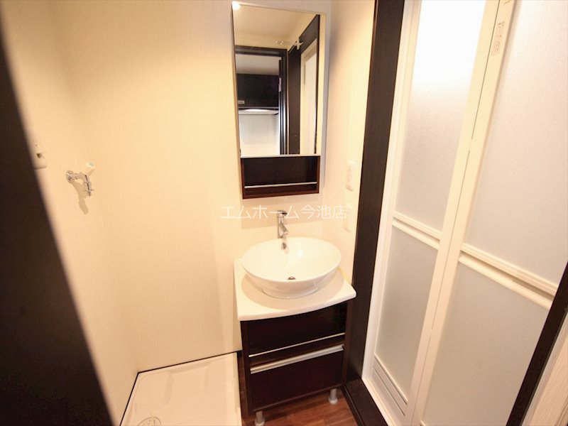 洗面設備　脱衣所　オシャレな独立洗面台　室内洗濯機置き場