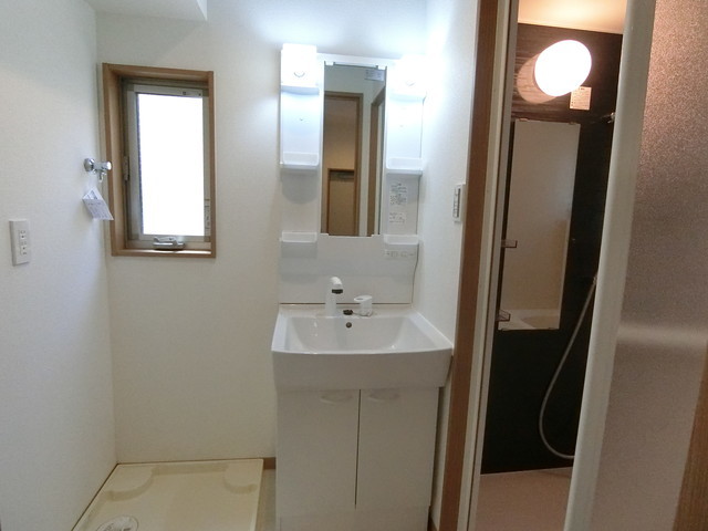 洗面設備　朝の準備などで便利なシャンプードレッサー付です