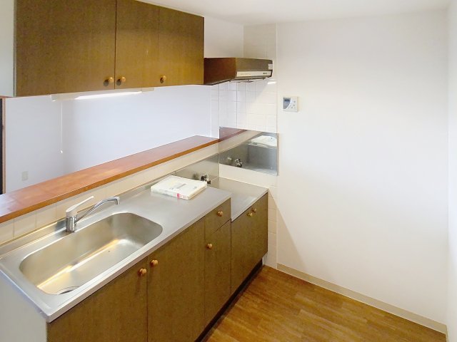 キッチン　写真は建物の１室となります、仕様が異なる場合には現況優先とな