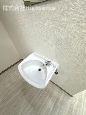 洗面設備　明るい洗面所です