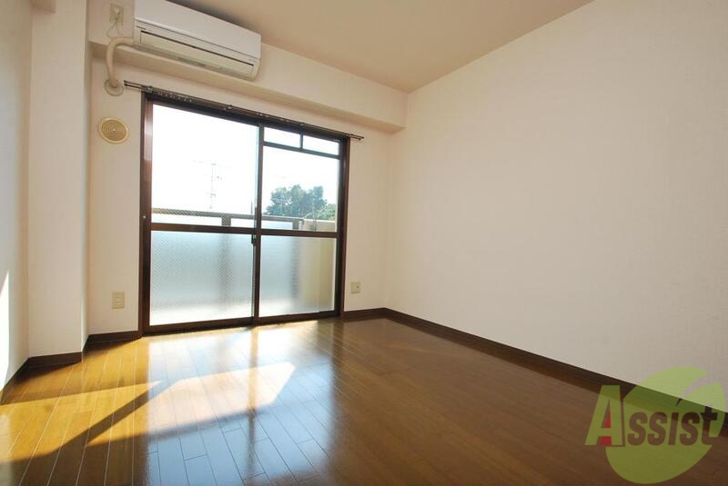 居室・リビング　彩光しっかりとれています、朝日が入ると目覚めもよくなりますよ