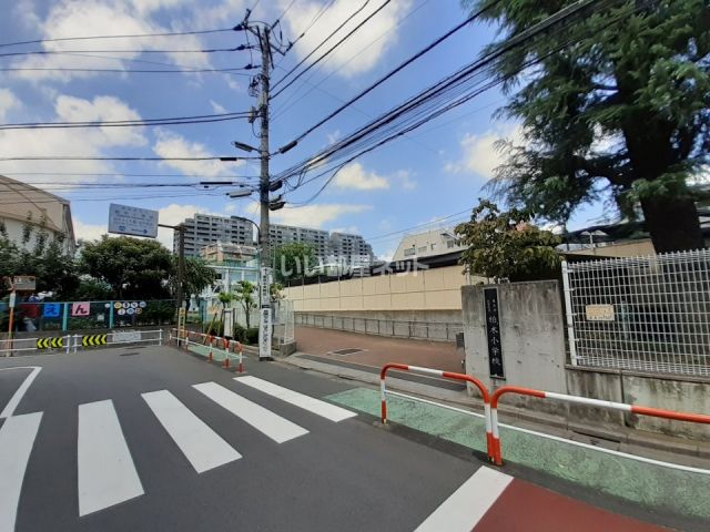 小学校　新宿区立柏木小学校（小学校）まで690m