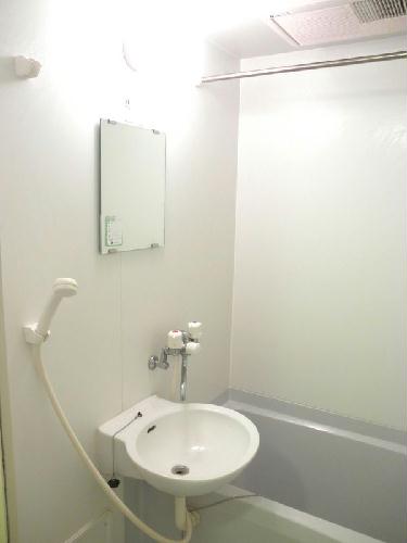 バス・シャワールーム　鏡と洗面台付き