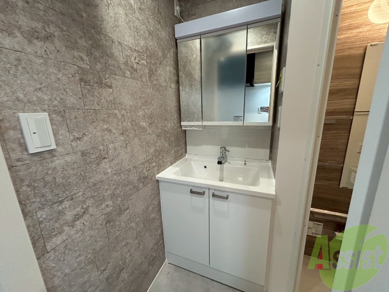 洗面設備　三面鏡の独立洗面台です。身支度がしやすそうです。