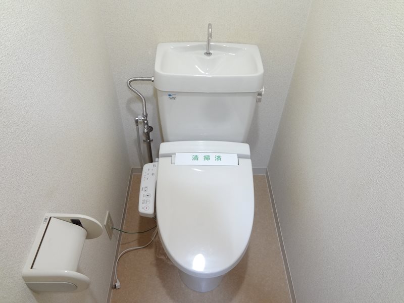 トイレ　温水洗浄便座付きです