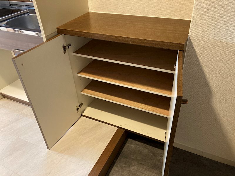 玄関　広々靴箱がございます