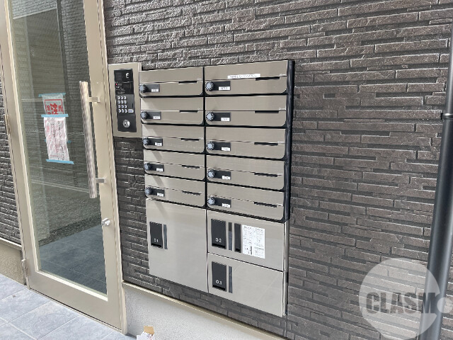 エントランス　留守中の荷物の受取は宅配ＢＯＸで♪