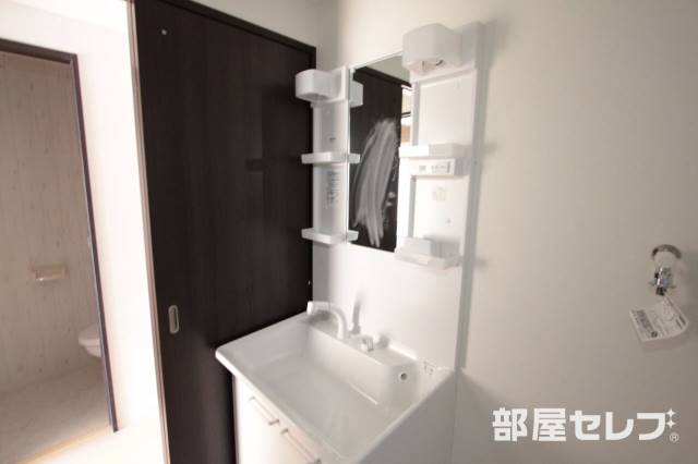 洗面設備　毎朝の支度も楽々です