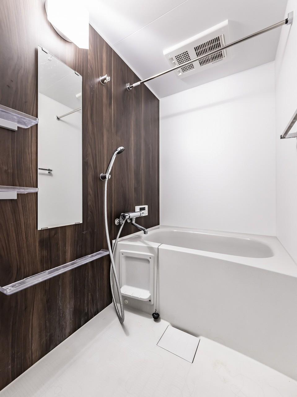 バス・シャワールーム　1日の疲れを癒やす、木目調の落ち着いたバスルーム。