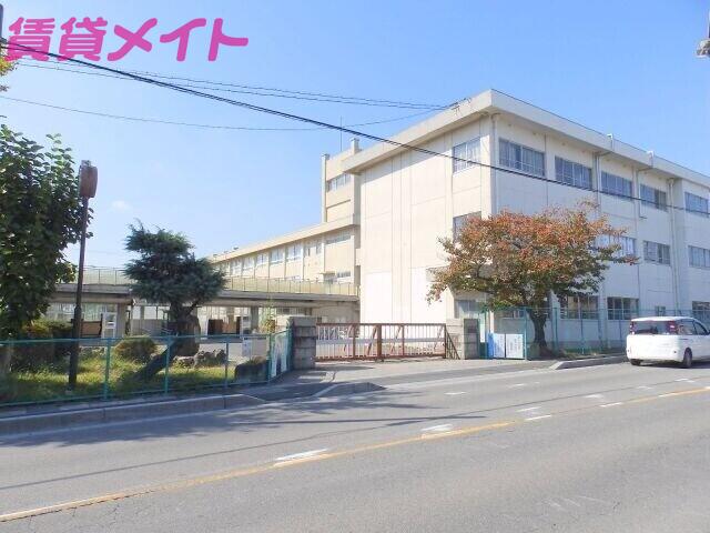 中学校　四日市市立山手中学校（中学校）まで296m