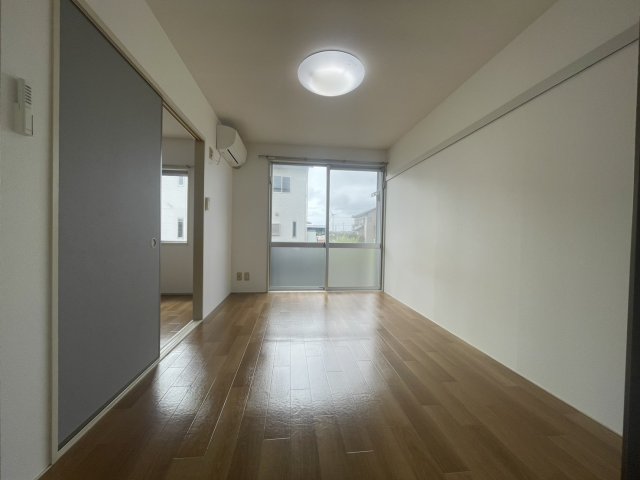 ミュゲー一番館Aの居間写真
