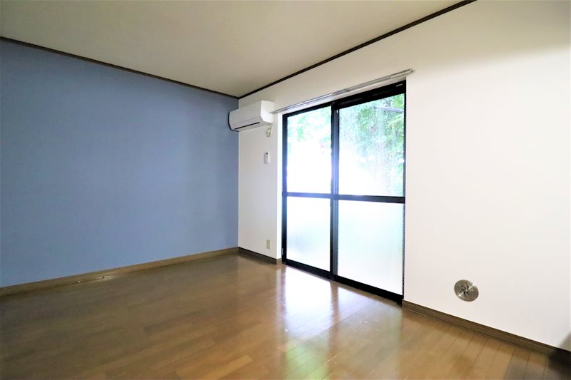 居室・リビング　約7.5帖のDKは開口部より陽の光が入ります。