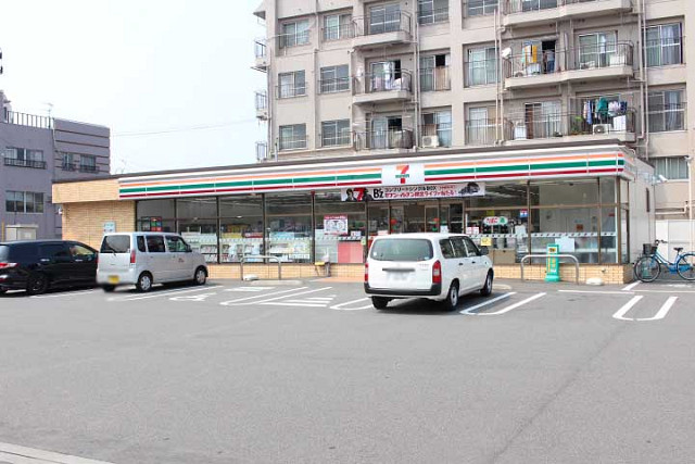コンビニ　セブン-イレブン大分中鶴崎２丁目店（コンビニ）まで195m