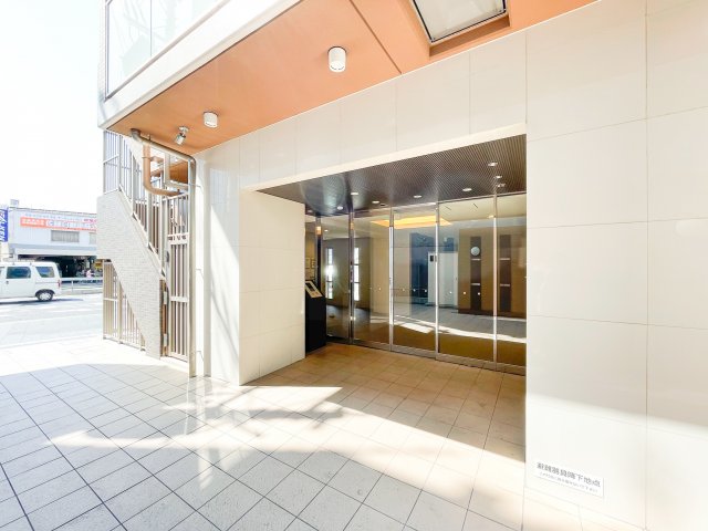 エントランス　こちらのエントランスを抜けると新生活が待っていますよ