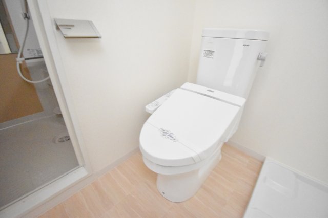 トイレ　今流行のアメリカンセパレート。流行の波に乗りませんか？