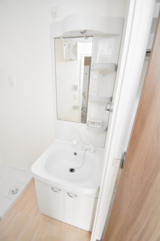 洗面設備　人気の独立洗面所にはうれしいシャンプードレッサー完備です。