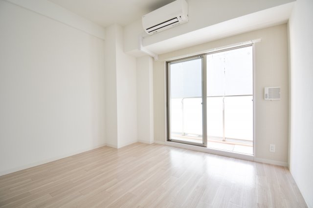 居室・リビング　心地よい光が差し込む、このお部屋でお休みください。